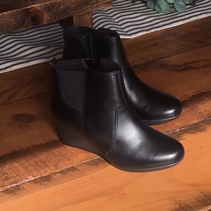 Black leather nwot size 8w wedge booties